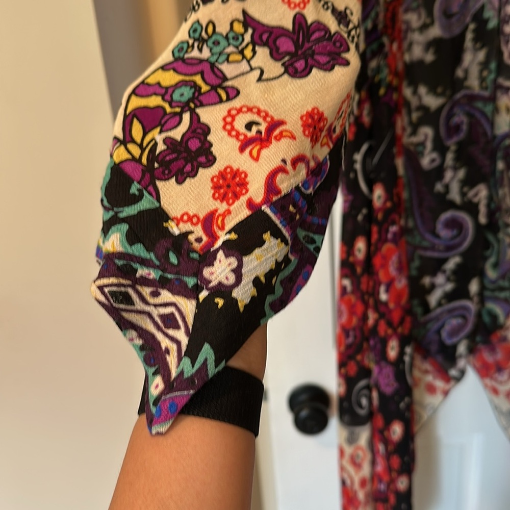Free People - Bohemian Floral Kimono Wrap

Like new 
Gorgeous
OS - Picture 5 of 5